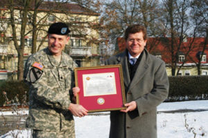 Colonel Anthony E. Haager überreicht dem damaligen Oberbürgermeister Georg Rosenthal eine Dankesurkunde zum Abschied. (Foto: Christian Weiß / Stadt Würzburg)