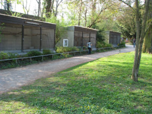 Die Vogelvolieren im April 2009 - damals schon ohne die Vögel.