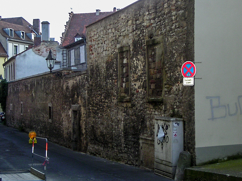 Ehemalige Grundmauern an dem Gebäude in der Badergasse.