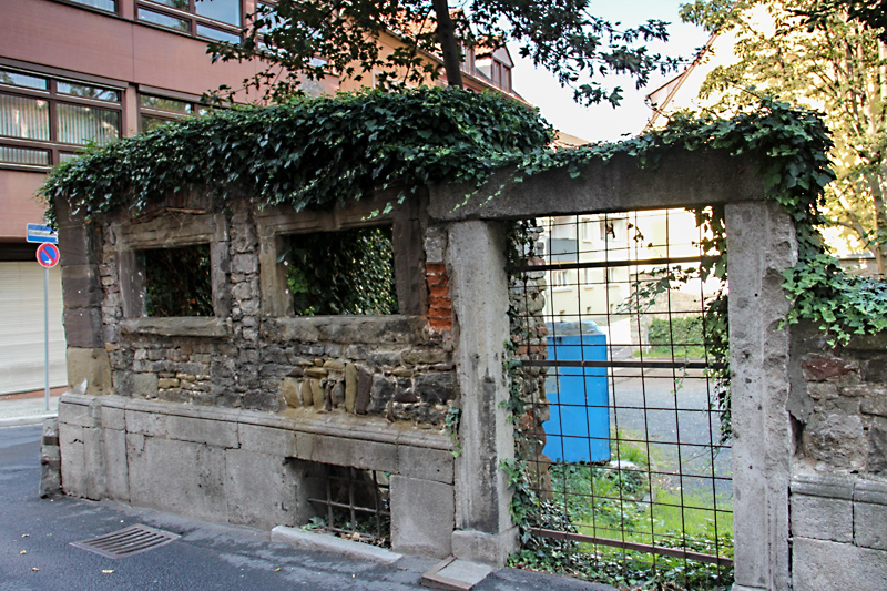 Der Platz hinter der Ruine wird heute für Mülltonnen und als Parkplatz verwendet.