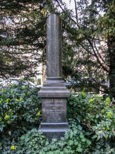 Nur ein kleines unscheinbares Denkmal erinnert an den Schöpfer unseres besonderen Ringparks. In der Inschrift steht geschrieben: "Jöns P. Lindahl Gartenbauingenieur und Stadtgärtner zu Würzburg geb. zu Christianstad in Schweden den 27. Februar 1843 gest. zu Würzburg den 22. November 1887."