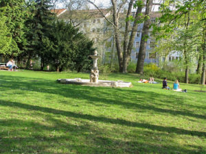 Ganz so "freizügig" hat sich das Lindahl anno 1880 wohl nicht gedacht. Heute ist es aber an schönen Tagen - wie hier im April 2009 am Ruschkewitz-Brunnen - ganz normal, dass die Rasenflächen auch für ein Sonnenbad genutzt werden. Zum Glück gibt es in unserem Ringpark keine Schilder mit der Aufschrift: "Rasenfläche betreten verboten".
