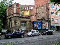 Das "Ruchti-Haus" im Juni 2004. Das Gebäude stand seit dem zweiten Weltkrieg unsaniert als Mahnung zum Erhalt des Friedens und zur Erinnerung an die Zerstörung Würzburgs unverändert an dieser Stelle.