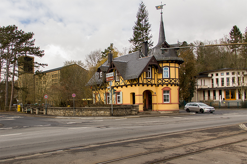 Das "Zollhaus Steinbachtal" in der Mergentheimer Straße ist ein denkmalgeschützter Bau im Schweizer Stil mit Turm und Fachwerkteilen aus der Zeit um 1895/1900.