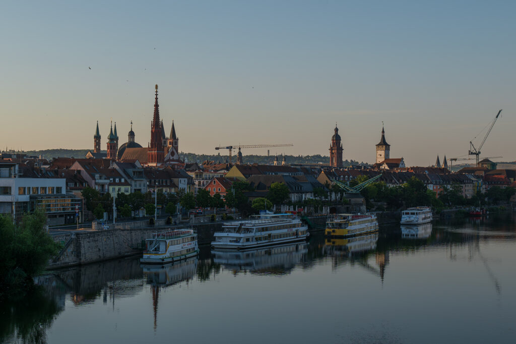Blick von der Friedensbrücke auf Würzburg.