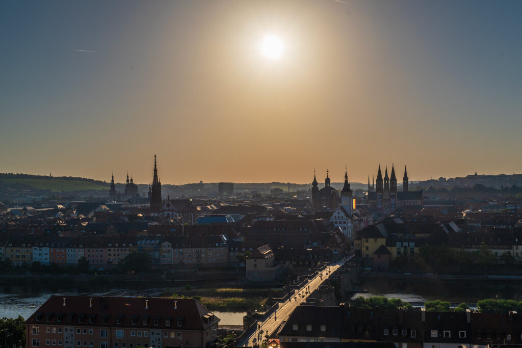 Ein traumhafter Sonnenaufgang im Juni 2026, hoch über Würzburg. Was für ein schöner Sommertag!