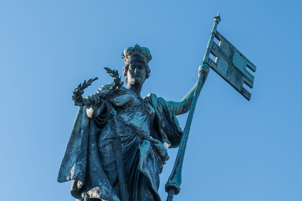 "Frankonia" thront und wacht über Würzburg auf dem Brunnen am Residenzplatz.