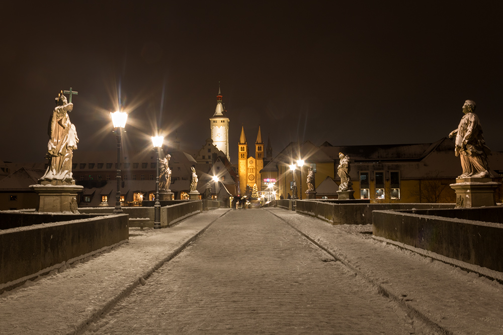 Schnee auf der Alten Mainbrücke