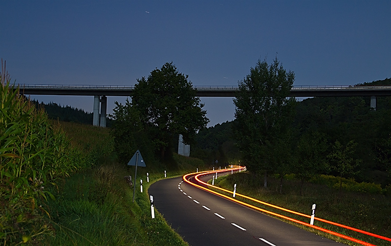 Nachts im "Rottenbaurer Grund". Die Brücke ist die Y-Spange, welche die B27 mit dem Heuchelhof verbindet.