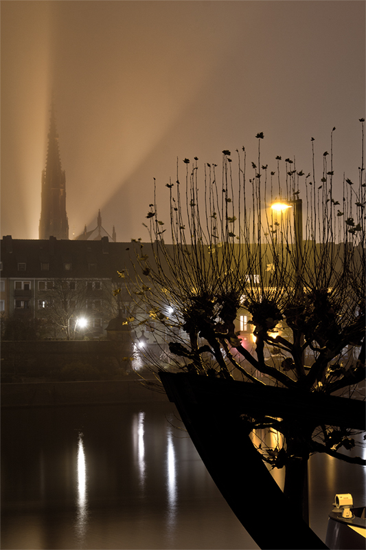 Blick auf Würzburg in einer Novembernacht mit viel Nebel.