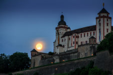 So schön wie in dieser Nacht im Juni 2013 schmiegt sich der Mond selten direkt an die Festung Marienberg.