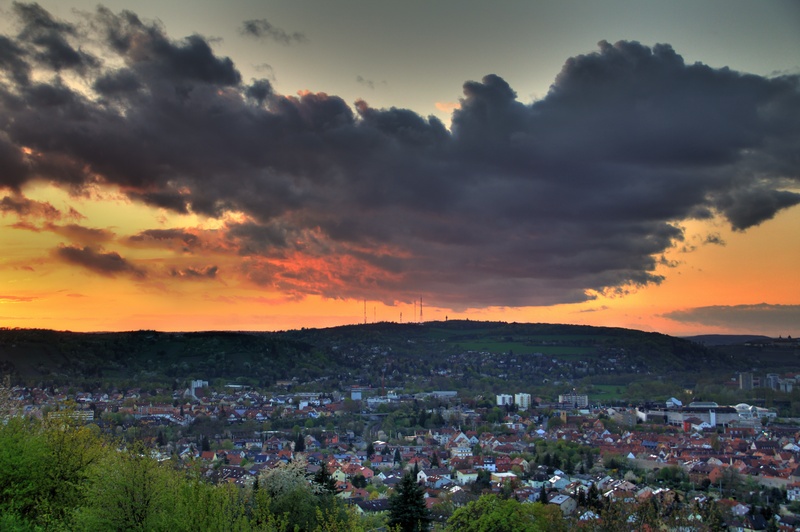 Auch das gehört zum Frühling - vor allem im April: unbeständiges Wetter mit beeindruckendem Wolkenspiel über Würzburg.