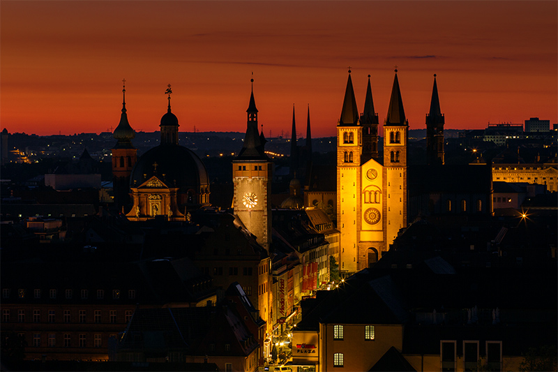 Blick auf Würzburg kurz vor Sonnenaufgang.