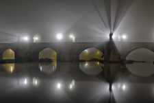 "Nebel extrem" an der Alten Mainbrücke in Würzburg.