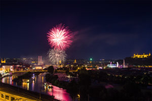 Ein großes Eröffnungsfeuerwerk als Auftakt zum Kiliani-Volksfest.