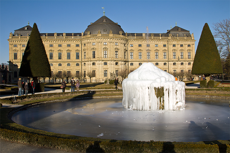 Auch der zugefrorene Brunnen im Hofgarten der Residenz ist Winter für Winter durchaus sehenswert und ein gerne fotografiertes Motiv beim einem Sonntagsspaziergang.