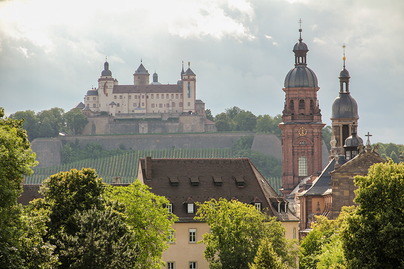 Blick aus dem Residenzgarten hinüber zur Festung Marienberg.