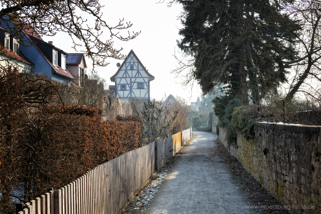 Fußweg entlang der alten Stadtmauer.