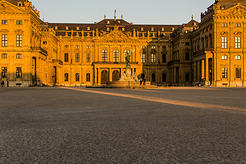 Golden spiegelt sich das Sonnenlicht am Abend in der schönen Würzburger Residenz.