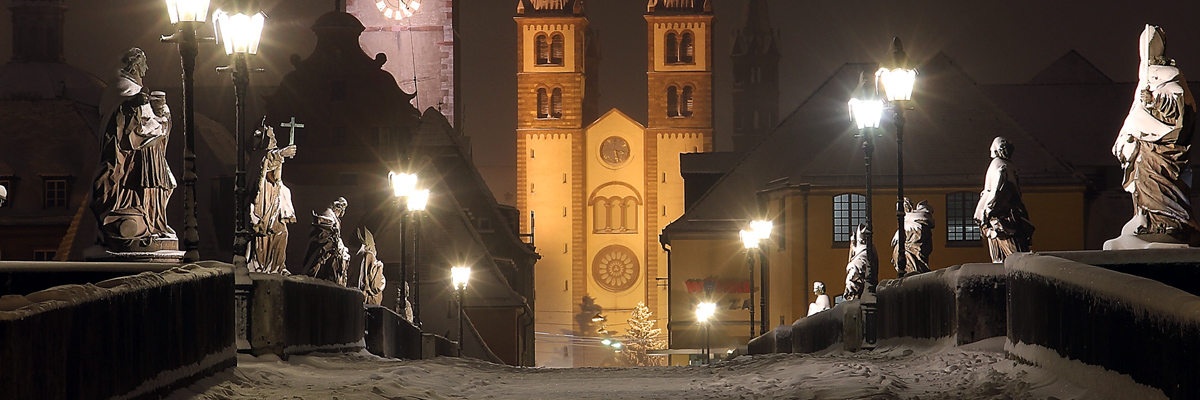 Wallpaper: Alte Mainbrücke in einer Winternacht