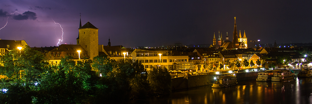 Wallpaper: Sommergewitter über der Stadt