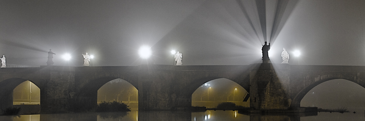 Wallpaper: Alte Mainbrücke im Herbstnebel