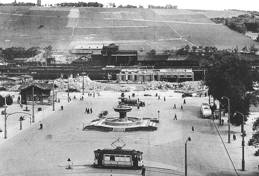 Bahnhofsvorplatz in Würzburg im Jahr 1946.