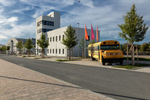 Der "Treffpunkt Tower" mit einem für die Amerikaner typischen Schulbus im Vordergrund.