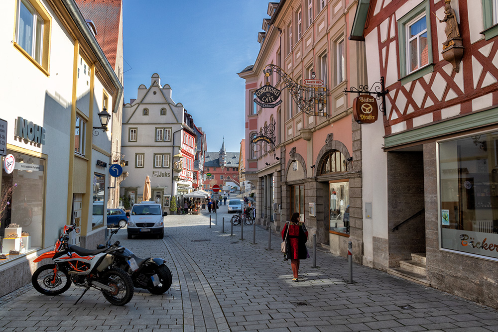 Blick in die Altstadt mit dem alten Rathaus auf der linken Seite.