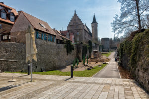 Der Stadtgraben in Ochsenfurt lädt zum Verweilen und Spazierengehen ein.