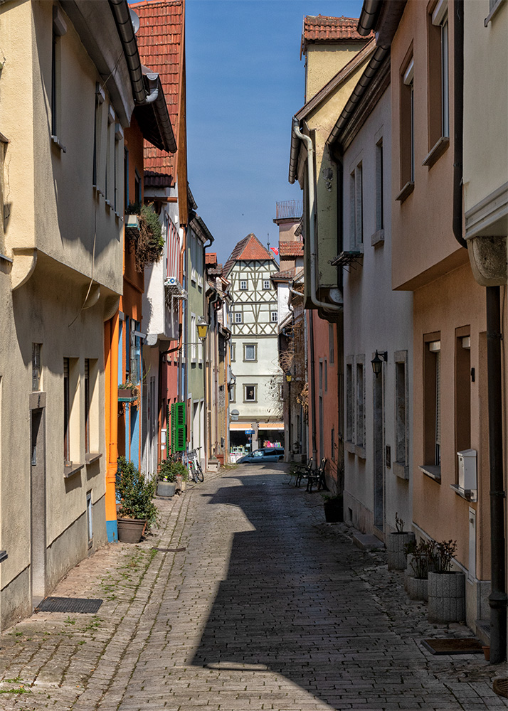 Hier gibt es viele alte und enge Gassen mit schönen Häusern zu sehen.