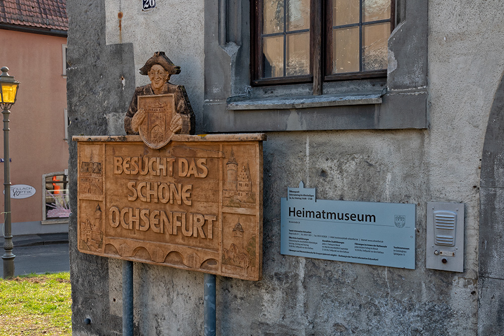 "Besucht das schöne Ochsenfurt". Diese Schilder findet man an vielen Stellen in der Stadt.