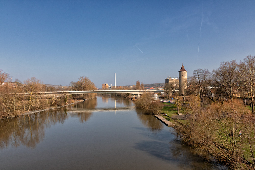 Blick nach Westen von der Alten Mainbrücke. Im Hintergrund sieht man die Zuckerfabrik.
