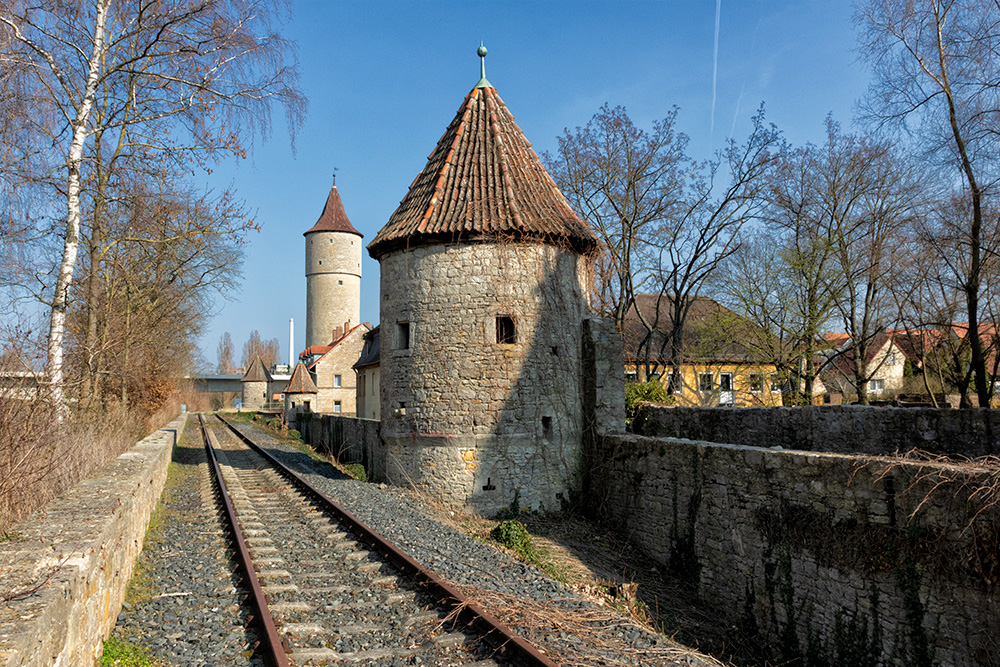 Die ehemalige Mainländebahn führt ganz romantisch entlang der historischen Stadtmauer.