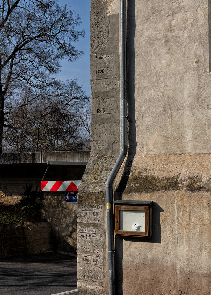 Am Heimatmuseum kann man die Hochwasserstände aus vielen Jahrhunderten ablesen.