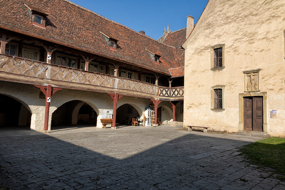 Blick auf die historische Hofanlage mit Spitalkirche in der Badgasse.