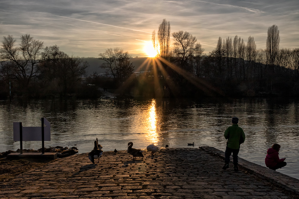Sonnenuntergang am Main in Randersacker an einem Wintertag.