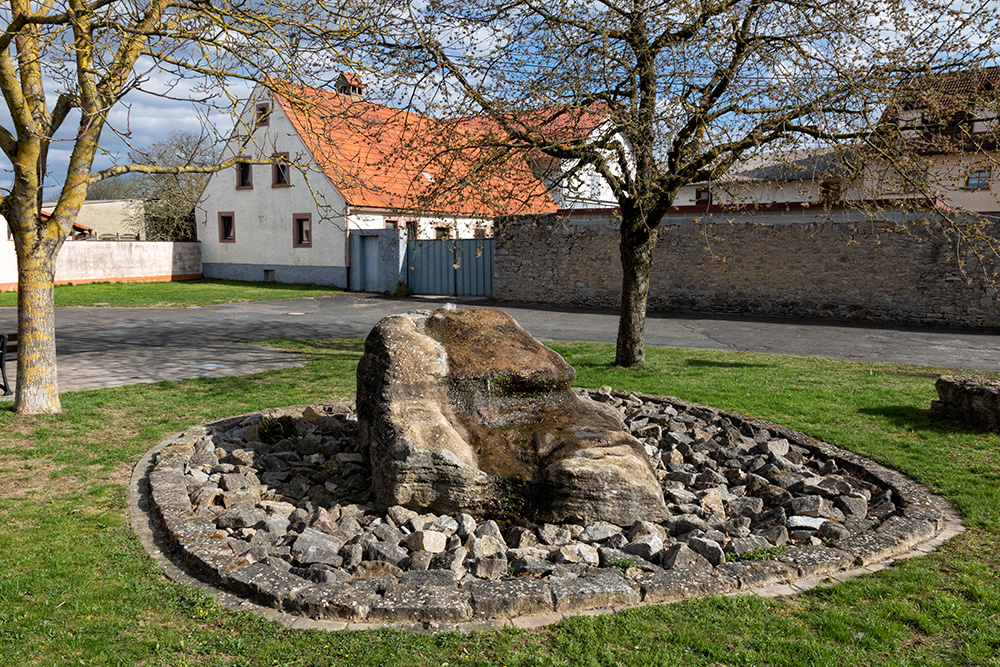 Ein kleiner Brunnen am Dorfplatz in Gadheim.