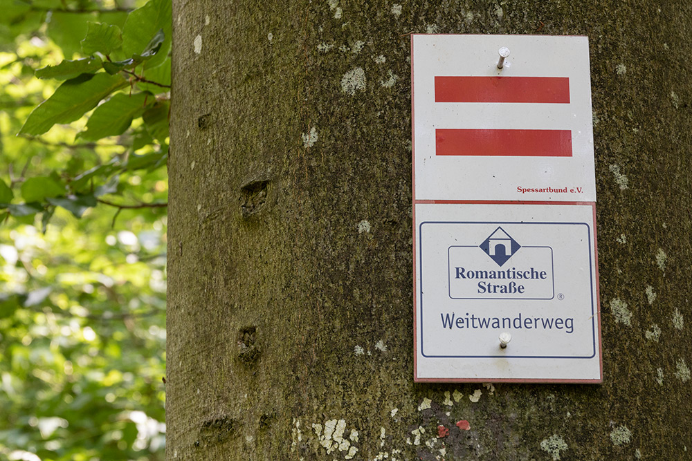 Hinweis auf den "Weitwanderweg" im Stadtwald Würzburg.