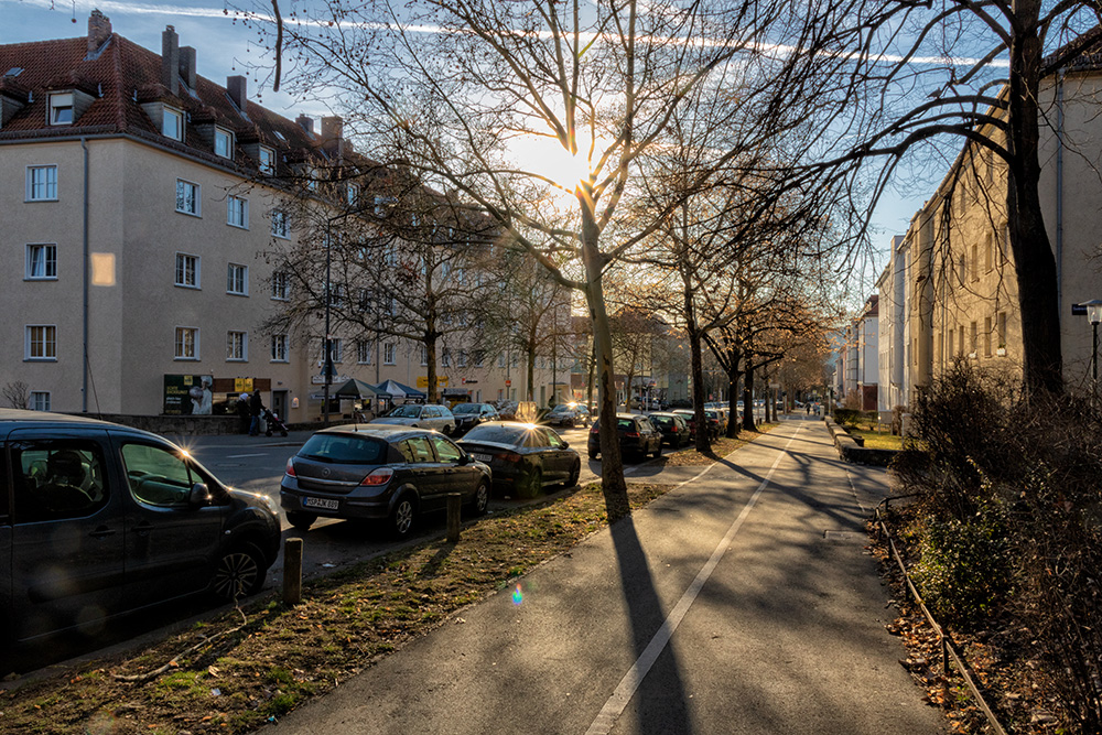 Ein sonniger Nachmittag in der Erthalstraße im Stadtteil Frauenland.