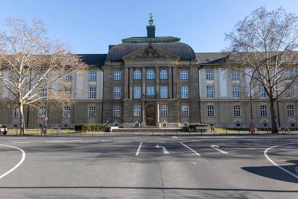 Universität am Wittelsbacher Platz im Frauenland.