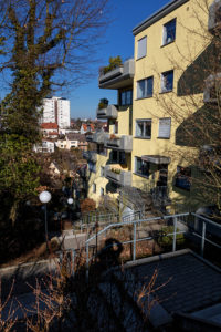 Hochhäuser in Terrassenbauweise mit Blick über den Ort.