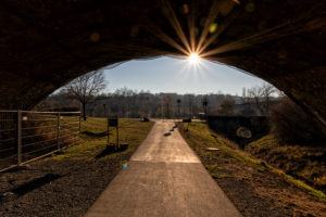 Im Sonnenuntergang unter der Römerbrücke.