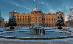 Kurz vor Sonnenuntergang im Hofgarten der Residenz im Februar.