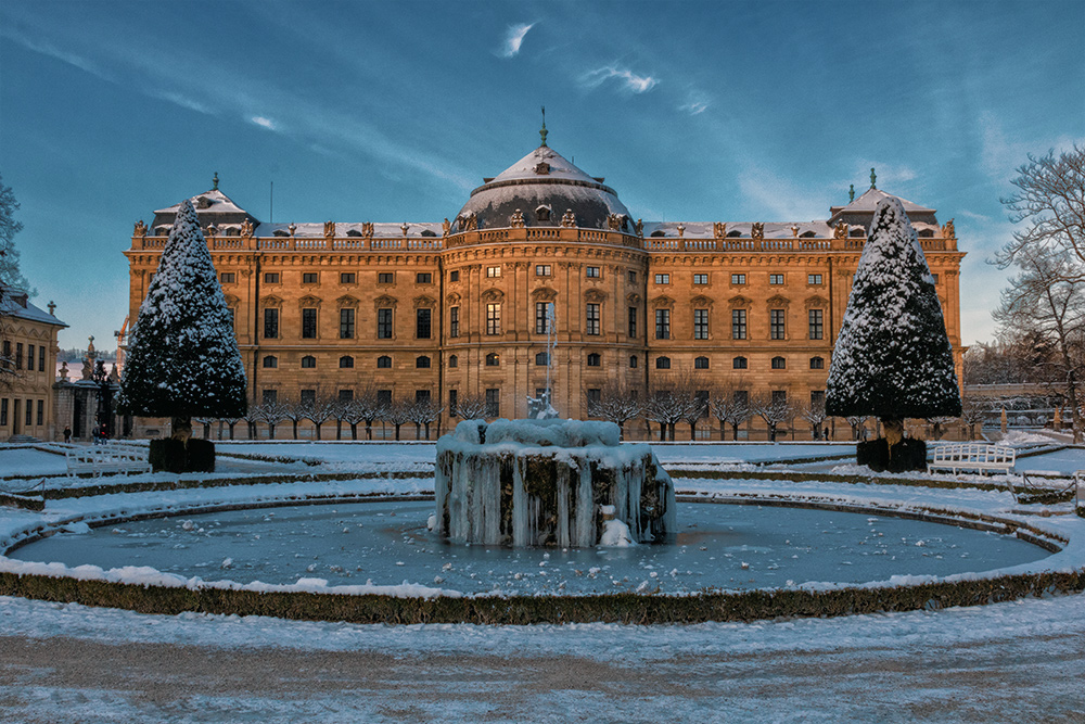 Kurz vor Sonnenuntergang im Hofgarten der Residenz im Februar.