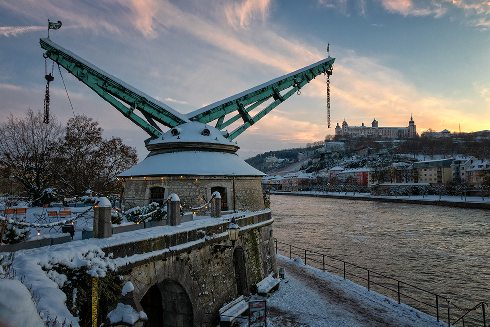 Winterwetter am Alten Kranen in Würzburg.