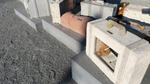 Gepäckstücke aus Beton am DenkOrt Deportationen am Würzburger Bahnhotsvorplatz.