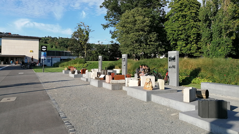 "DenkOrt Deportationen" am Würzburger Bahnhotsvorplatz.