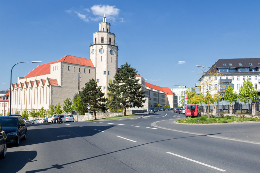 Blick auf die Herz-Jesu-Kirche mit dem Pius-Seminar im Stadtteil Mönchberg.
