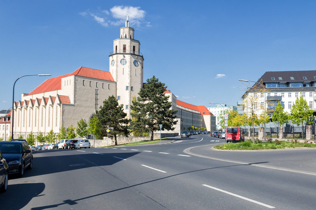 Die Herz-Jesu-Kirche mit dem Pius-Seminar am Mönchberg.